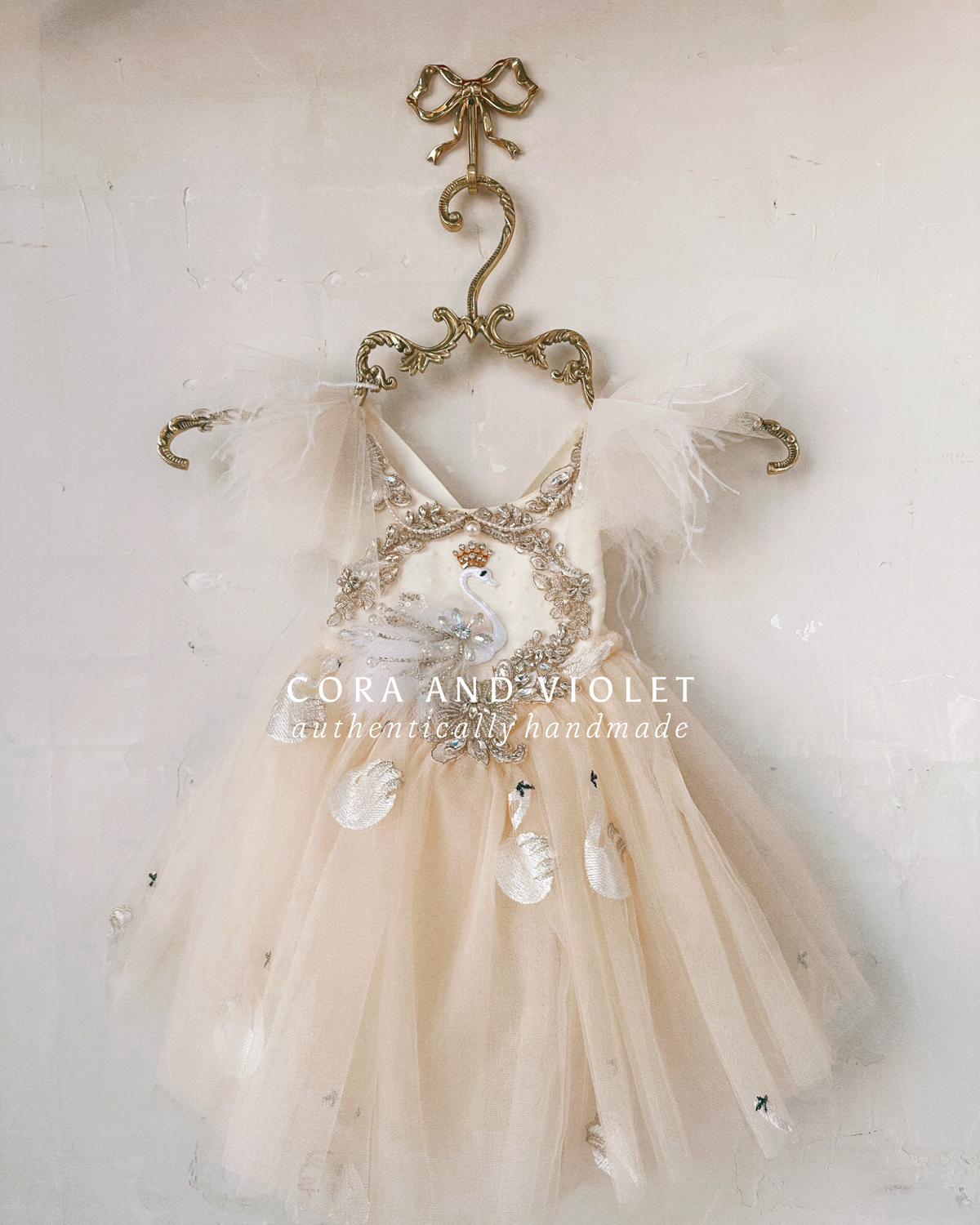 Elegant children's dress for birthdays and special events
Vintage-inspired baby girl dress for photography
Heirloom-style dress for little girls' special occasions
Girls birthday outfit with timeless vintage styling
Handcrafted-style children's clothing for special occasions
Toddler girl dress for milestone portraits
Classic heirloom dress for first birthday photography
Vintage girls clothing for birthday parties and portraits
Special occasion dress for baby girls and toddlers
Heirloom-inspired children's o